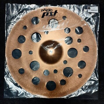 Bronzový činely s mnoha vyvrtanými otvory různých velikostí, zabalený v průhledné plastové fólii. Na povrchu je černý nápis pAiste a logo PST X, pod…