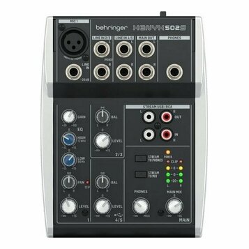 Černý mixážní pult značky behringer s označením XENYX 502S. Horní část obsahuje vstupy MIC1, LINE IN 2/3, LINE IN 4/5 a výstupy MAIN OUT a PHONES. Sp…