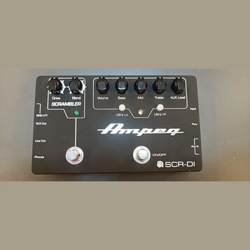 Černý kytarový pedál s bílými nápisy a logem Ampeg. V horní části jsou ovládací knoflíky s popisky Drive, Blend, Volume, Bass, Mid, Treble a AUX Leve…