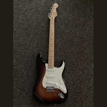 Elektrická kytara s tónem těla v provedení sunburst a světlým hřednicovým dřevě. Na hlavě je viditelné logo Fender. Kytara má bílý pickguard, tři sní…