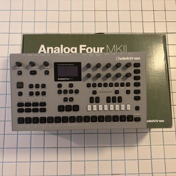 Stříbrný stolní syntetizátor s nápisem Analog Four MKII a logem elektron. Zařízení má černý displej, několik otočných knoflíků a řadu tlačítek v doln…