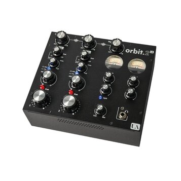 Černý mixážní pult s nápisem orbit.2 LE. Zařízení obsahuje několik otočných ovladačů, dva analogové VU metry a dvě červené kontrolky s nápisem Cue. V…