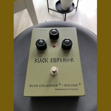 Kytarový efekt pedál v olivově zelené barvě s třemi černými ovládacími knoflíky. Na horní straně jsou nápisy OUTPUT, INPUT a popisy potenciometrů VOL…