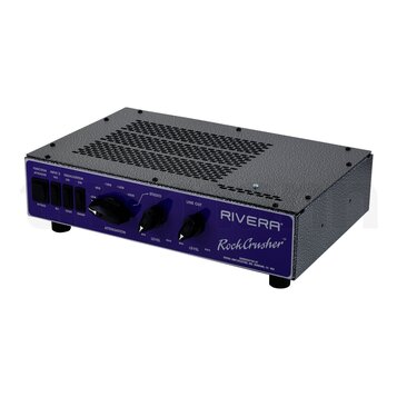 Kutnice s modrním předním panelem a černým texturovaným šasi. Na panelu jsou nápisy RIVERA, RockCrusher™, HANDCRAFTED BY RIVERA AMPLIFICATION, INC.,…