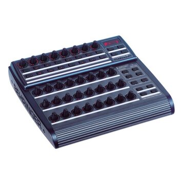Černý USB MIDI kontrolér s řadou otočných knoflíků a tlačítek. Na horní části je nápis B-CONTROL FDX3000 a logo Behringer, na boku je velký nápis BEH…