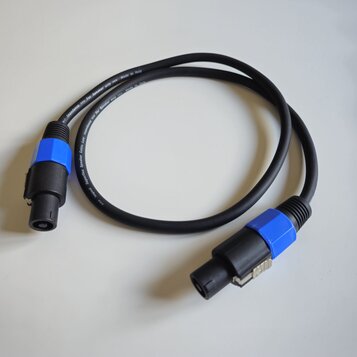 Černý audio kabel s modrými plastovými kryty u konektorů. Na povrchu kabelu je bílý nápis: Superflex Speaker Cable Low Impedance >>> For Speaker only…