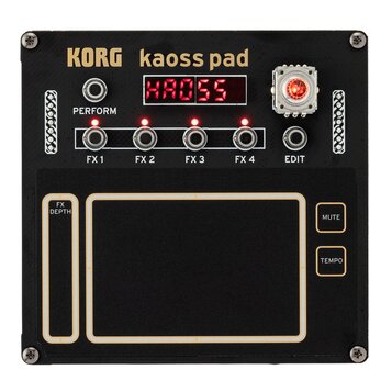 Černý efektový procesor s nápisy KORG a kaoss pad. Zařízení obsahuje čtyři přepínače označené FX 1, FX 2, FX 3 a FX 4 s červenými kontrolkami, jeden…