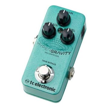 Tyrkysový efekt pedál s nápisem HYPERGRAVITY MINI COMPRESSOR a logem tc electronic. Na horní straně jsou tři černé otočné knoflíky s popisky SUSTAIN,…