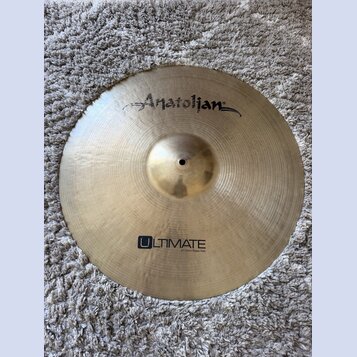 Zlatý kovový činel s viditelným broušením. Na horní části je nápis Anatolian a ve spodní části logo ULTIMATE s doplňujícím textem 22" 55cm Power Ride…