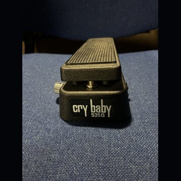 Černý kytarový wah pedál s žebrovaným šlapadlem. Na přední straně je viditelný nápis cry baby a pod ním označení 5350Q. Povrch pedálu je s texturovan…