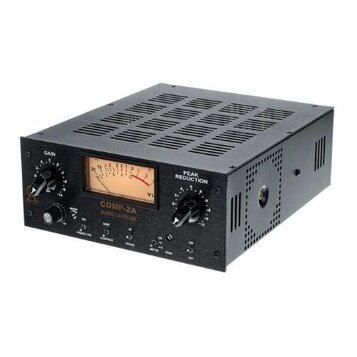 Černý rackový procesor s nápisem COMP-ZA AUDIO LEVELER. Na předním panelu se nachází analogový VU metr, dva otočné ovladače s popisky GAIN a PEAK RED…