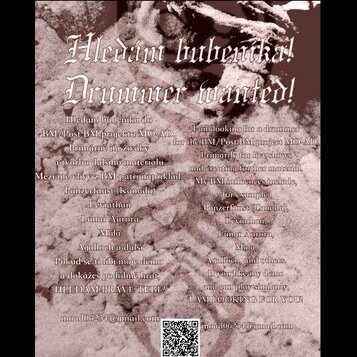 Fotografie zobrazuje textový inzerát na hledání bubeníka v češtině a angličtině. Text obsahuje nápisy „Hledám bubeníka! Drummer wanted!“ a zmínku o p…