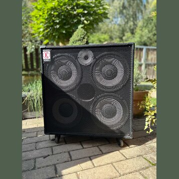 Černý basový reproduktor v hranaté skříni s kovovou mřížkou. V levém horním rohu je bílý štítek s červeným logem „E“ a nápisy „HEMISPHERE“ a „EDEN“.…