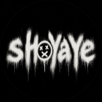 Černobílý obrázek s bílým nápisem v graffiti stylu, který vypadá jako stříkaný sprejem s tekoucími kapkami. Nápis zní „SHOYAYE“, přičemž místo písmen…