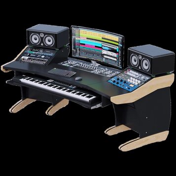 Černý studiový stůl s dřevěnými okraji a nohama, na kterém je umístěno studio vybavení. Na stole stojí dva černé studiové monitory značky JBL, široký…