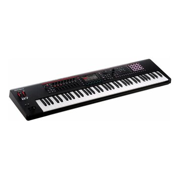 Černý digitální klavír s bílými a černými klávesami. Na levé straně je bílé logo Roland a nápis FANTOM 07. Horní panel obsahuje displej, několik posu…