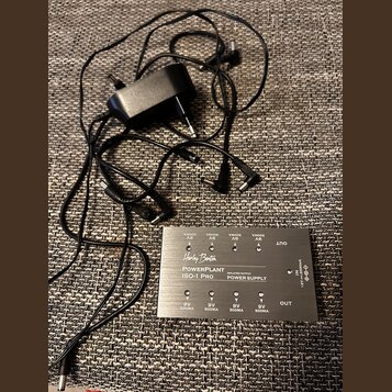 Kovová napájecí jednotka s nápisy „Harley Benton“, „PowerPlant ISO-1 Pro“ a „ISOLATED OUTPUT POWER SUPPLY“. Zařízení má osm výstupů s označením „9V 5…