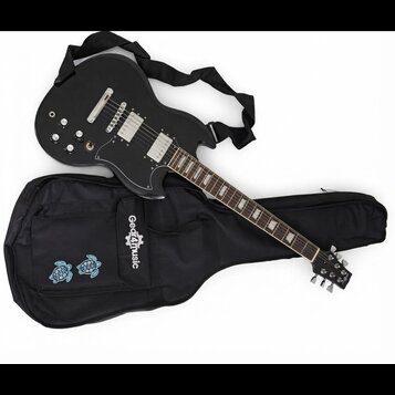 Černá elektrická kytara s dvěma humbuckery a černým popruhkem. Kytara leží na černém softcasu, který má bílý nápis Gear4music a dvě modré vyšívané že…
