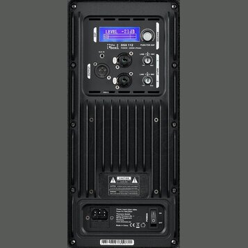 Zadávací panel černého aktivního reproduktoru. V horní části je digitální displej s nápisem LEVEL -21dB, IN1 a IN2, vedle kterého je otočný ovladač M…