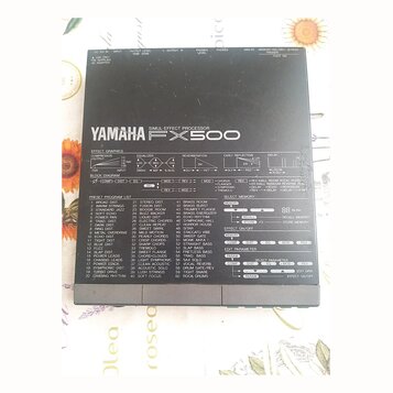 Černý efektový procesor s nápisem YAMAHA FX500 SIMUL. EFFECT PROCESSOR. Přední panel obsahuje schéma Effect Graphics, Block Diagram a seznam Preset P…