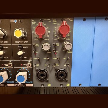 Detailní pohled na dva identické šedé rackové moduly s nápisem ez1073pre -mk2. Každý modul obsahuje velký červený otočný knoflík pro MIC (LINE) GAIN,…
