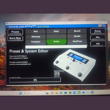 Fotografie zachycuje obrazovku počítače s otevřeným programem VoiceLive Play GTX Editor (Free Edition). V horní části je nápis VOICELIVE playGTX EDIT…