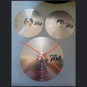 Tři kovové činely stříbrné barvy s koncentrickým rýhováním. Všechny tři mají nápis pAiste pst 3, přičemž u horního levého je doplněno 17" HAND HAMMER…