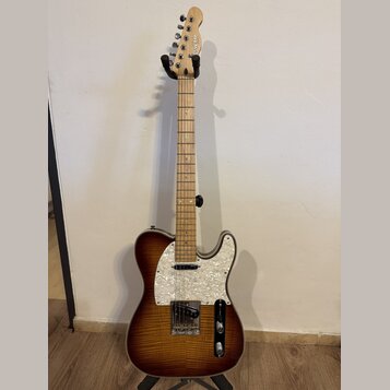 Elektrická kytara typu Telecaster s hnědým slunečním odstínem (sunburst) a výraznou strukturou dřeva. Na hlavě hmatníku je bílý nápis BACY, korpus má…