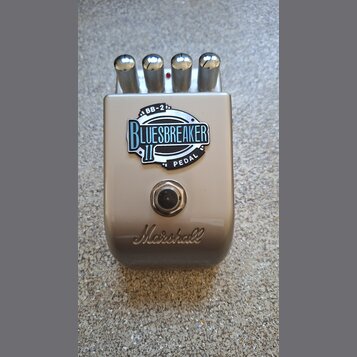 Stříbrný kytarový efekt s čtyřmi kovovými ovládacími knoflíky v horní části. Na šasi je umístěna nálepka s nápisy BB-2, BLUESBREAKER 11 a PEDAL. Ve s…