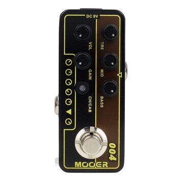 Kompaktní efekt pedál s černým a hnědým povrchem, ohraničený žlutou čarou. Na horní části jsou nápisy DC 9V, VOL, GAIN, CH/CAB, TRE, MID a BASS. V do…