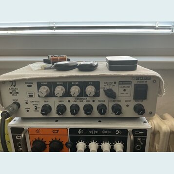 Kytarová hlava značky BOSS, model KATANA 500 MKII HEAD. Přední panel je šedý s černými ovládacími knoflíky a bílými nápisy. Na horní části přístroje…