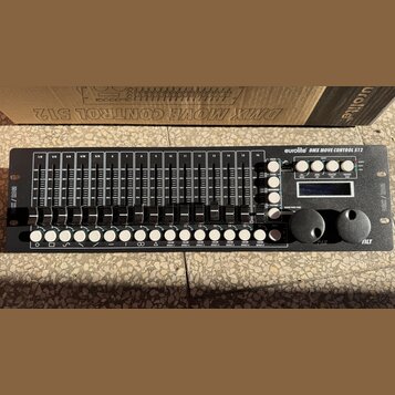 Černý DMX kontrolér s nápisem eurolite DMX MOVE CONTROL 512. Zařízení obsahuje 16 posuvníků s bílými popisky čísel od 1/R do 16, řadu bílých tlačítek…