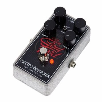 Kytarový efekt v šedém kovovém šasi s černým ovládacím panelem. Na panelu je červený nápis Bass Soul Food a bílý nápis electro-harmonix NEW YORK CITY…