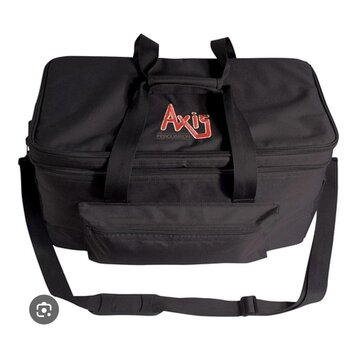 Černá textilní taška s dvěma rukojetmi a ramenním popruhem. Na přední horní části je červenobílé logo Axis a pod ním nápis PERCUSSION. Taška má v hor…