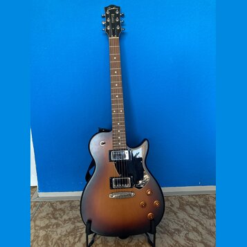 Elektrická kytara s polodupatým korpusem v tmavě hnědém sunburst provedení. Na hlavě je zlaté logo Godin a nápis SUMMIT LTD. Nástroj má dva humbucker…
