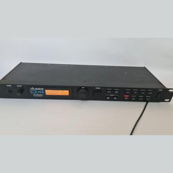 Černý rackový modul s nápisem ALESIS D4 a textem HIGH SAMPLE RATE 10 kHz SAMPLE STEREO SAMPLES. Uprostřed se nachází oranžový displej s nápisem DRUMS…