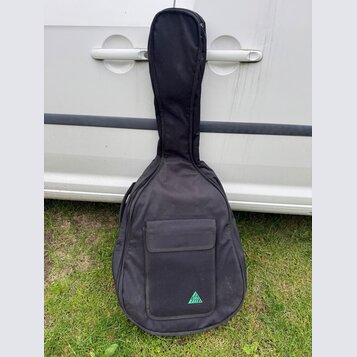 Černý textilní pouzdro (gig bag) na kytaru s přední kapsou. V dolní části kapsy je viditelné tyrkysové trojúhelníkové logo s nečitelným nápisem uvnit…