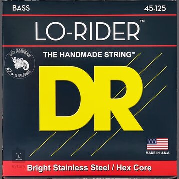 Fotografie znázorňuje obal basových strun značky DR. Na černém pozadí je výrazné žluté logo DR a nápisy LO-RIDER™, THE HANDMADE STRING™ a BASS 45-125…