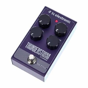 Fialový kytarový efekt s nápisem THUNDERSTORM FLANGER a označením TRUE BYPASS. Na horní straně jsou tři černé otočné knoflíky a logo tc electronic s…