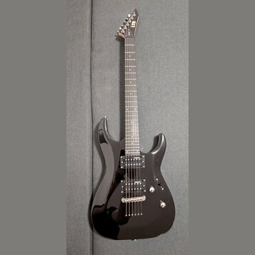 Černá elektrická kytara s lesklým povrchem a šesti strunami. Na hlavě hmatníku je bílý nápis LTD. Nástroj má dva humbuckery, jeden ovládací knoflík a…