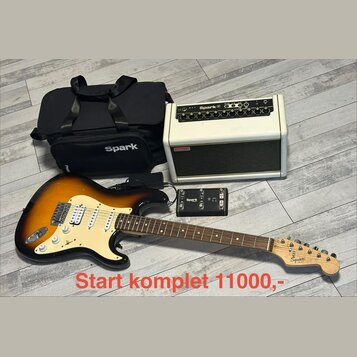 Sada obsahuje elektrickou kytaru s tělem v barvě sunburst, bílým pickguardem a hnědým hmatníkem. Na hlavě kytary je nápis Squier by Fender. Součástí…