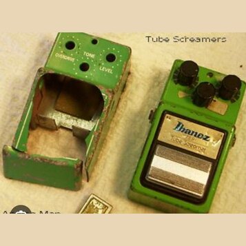Dvě zelené kytarové efektové pedály. Pravá pedál má tři černé oválné knoflíky a štítek s nápisy Ibanez, TS9 a Tube Screamer. Levá pedál je rozebraná,…