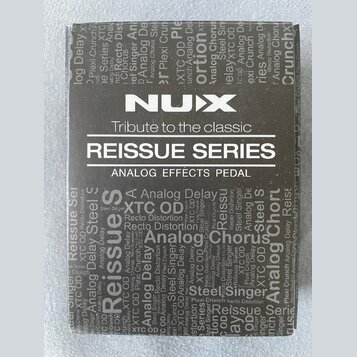 Krabice efektového pedálu značky NUX z řady REISSUE SERIES. Na přední straně je bílý nápis NUX a text Tribute to the classic ANALOG EFFECTS PEDAL. Po…