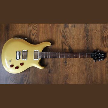 Žlutá elektrická kytara s tmavým hmatníkem a dvěma humbuckery. Na hlavě nástroje je viditelné logo Epiphone. Tělo má tři červené oválné knofíky a stř…