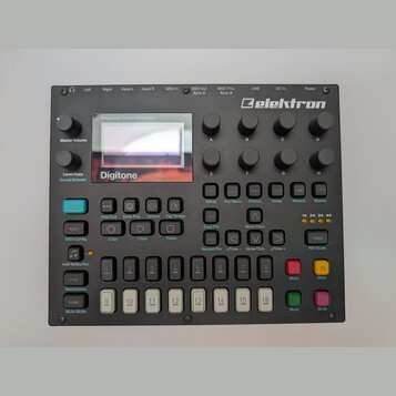 Černý polyfonní digitální syntetizátor s nápisem Elektron v pravém horním rohu. Zařízení obsahuje displej s textem Polyphonic Digital Synthesizer a D…