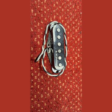Kytarový snímač s černým krytem a šesti viditelnými polkovými magnety. Na boku krytu je bílý nápis R.M.Pickups. Snímač má připojené vodiče v bílo-čer…