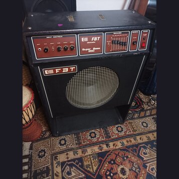 Černý basový kombo zesilovač s bílým logem FBT elettronica a nápisem Super Bass 250. Horní ovládací panel obsahuje sekci INPUT CONTROLS s knoflíky IN…