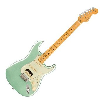 Světle zelená elektrická kytara s bílým pickguardem a hnědým javorovým hmatníkem. Na hlavě kytary je viditelné logo Fender. Nástroj má tři snímače, p…