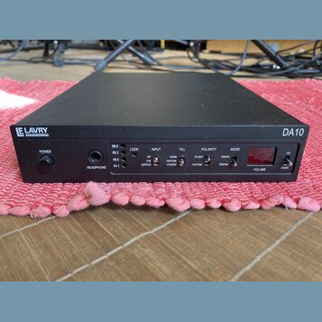 Černý rackový audio přístroj s nápisy LE LAVRY ENGINEERING a DA10. Na předním panelu se nachází vypínač POWER, konektor HEADPHONE a ovládací prvky s…