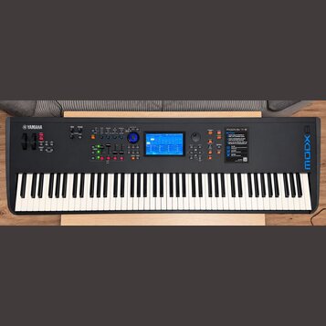 Černý digitální klavír s bílými a černými klávesami. Na levé straně je nápis YAMAHA s logem, na pravém boku svisle nápis MODX8. V horní části se nach…